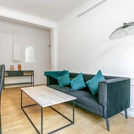 T2 19eme Buttes Chaumont - Ii Parijs