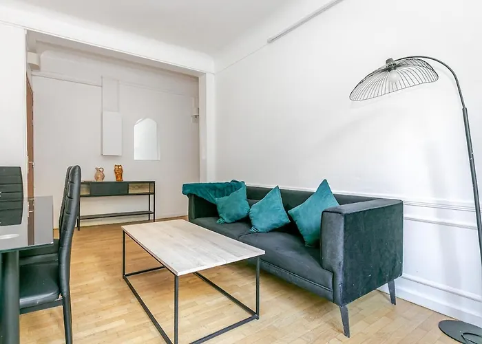 T2 19eme Buttes Chaumont - Ii Parijs