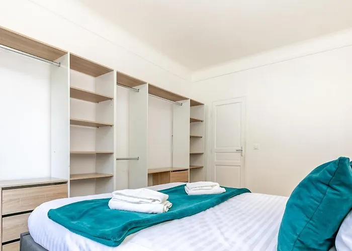 T2 19eme Buttes Chaumont - Ii Parijs