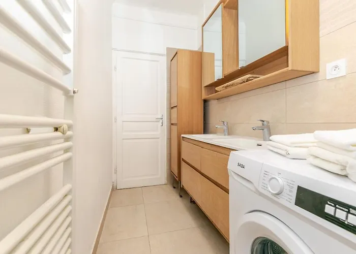 T2 19eme Buttes Chaumont - Ii * Parijs