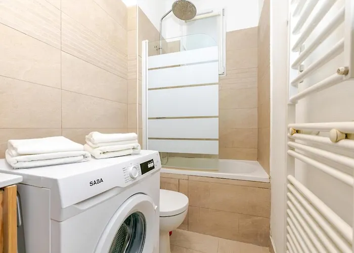 T2 19eme Buttes Chaumont - Ii